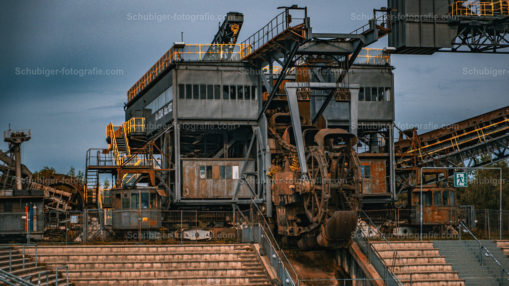 DSCF2018 | Ferropolis ist ein Industriemuseum und Veranstaltungsort in Gräfenhainichen östlich von Dessau-Roßlau auf einer Halbinsel im Gremminer See, dem ehemaligen Tagebau Golpa-Nord. Ferropolis ist Ankerpunkt der Europäischen Route der Industriekultur. Wikipedia - Realisiert mit Pictrs.com