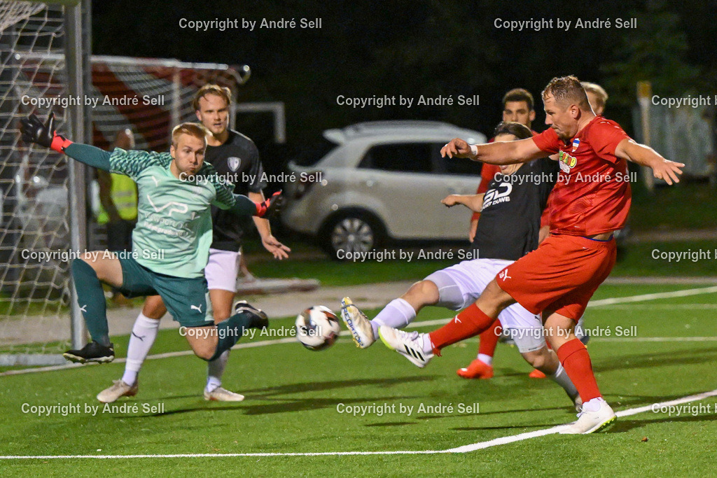 Inter Türkspor Kiel vs SSG Rot-Schwarz Kiel | Christopher Kramer (Inter #28) trifft hier zum 5-0 vs Oliver Stein (Kiel #21) &amp; Tim Jansa (Kiel #24) / Fußball-Landesliga Schleswig Männer 2026/2027 / Inter Türkspor Kiel vs SSG Rot-Schwarz Kiel / Hans-Mohr-Sportplatz (Kunstrasen) / Kiel / 25.09.26 - Realisiert mit Pictrs.com