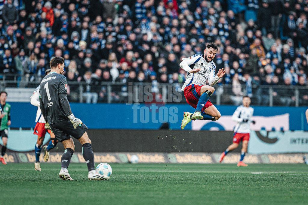 Fußball | Männer | Saison 2024/2025 | 2. Fußball-Bundesliga | 20. Spieltag | Hamburger SV vs. Hannover 96 | 02.02.2025 | Marco Richter (#20, HSV) rechts springt in den Schuss von Ron-Robert Zieler (#1, Hannover 96)