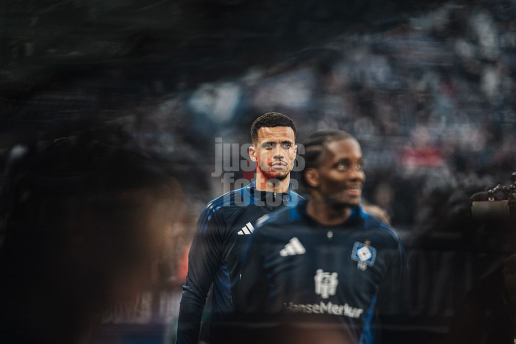 Fußball | Männer | Saison 2024/2025 | 2. Fußball-Bundesliga | 27. Spieltag | Hamburger SV vs. SV 07 Elversberg | 28.03.2025 | Robert Glatzel (#9, HSV) auf dem Weg zur Ersatzbank