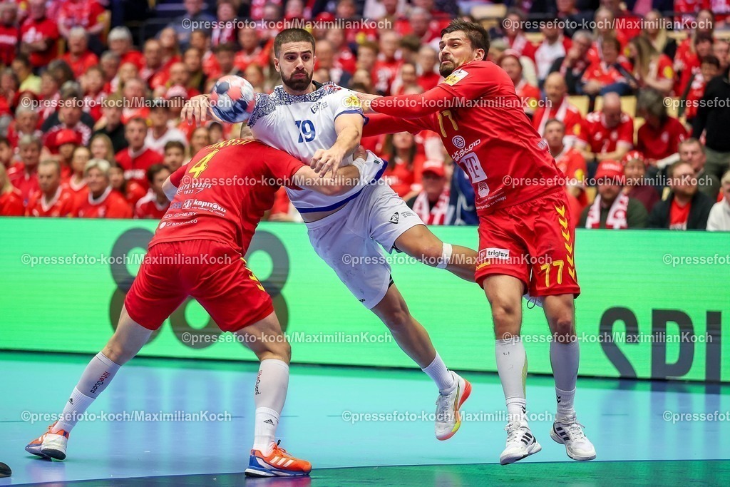 EHF18012601106 | 18.01.2026, Handball, Men's EHF EURO 2026, Portugal - Nordmazedonien, Jyske Bank Boxen in Herning, Dänemark, Preliminary Round:  Martim Mota Costa (Portugal #79) im Zweikampf gegen   Martin Velkovski (North Macedonia #04)   Martin Serafimov (North Macedonia #77) 