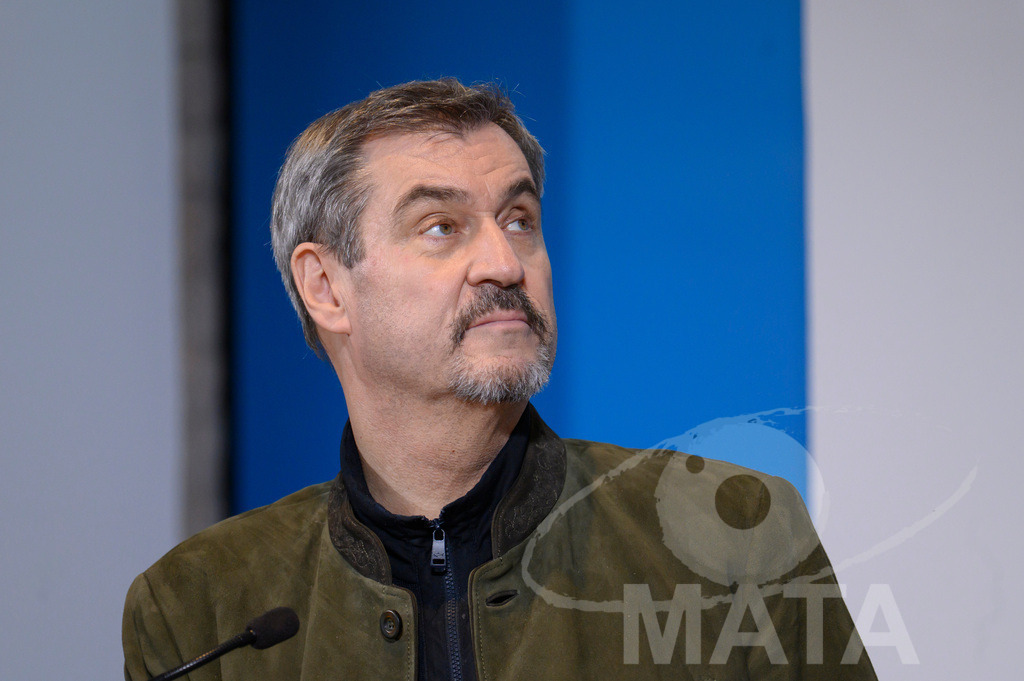 _DWI7993 | Bayerns Ministerpräsident Markus Söder (CSU) bei einer Pressekonferenz im Lokschuppen. Rosenheim, 02.12.2025 Bayern Deutschland - Realisiert mit Pictrs.com