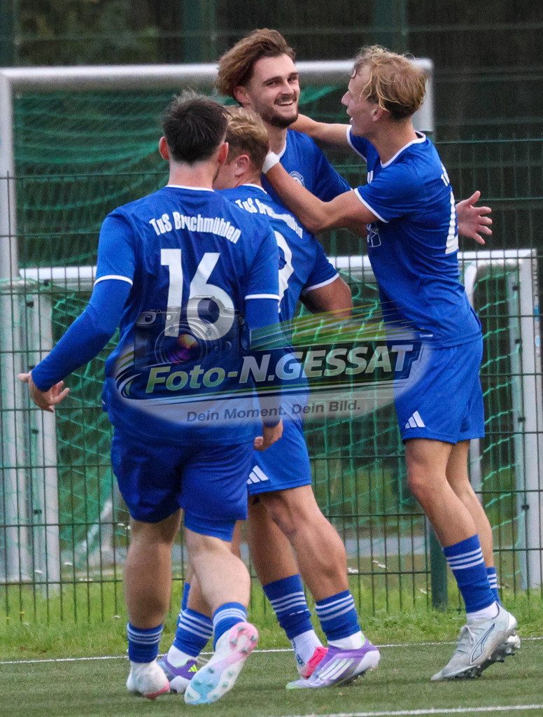 TuS Bruchmühlen - Bünder SV | Auf dem Bild zu sehen: blau TuS Bruchmühlen: Jubel 3:1, Mitte Torschütze: Niklas Saalfrank TuS Bruchmühlen, Bünder SV, Saison 26/27, Kreisliga A, Bruchmühlen, Deutschland - Realisiert mit Pictrs.com