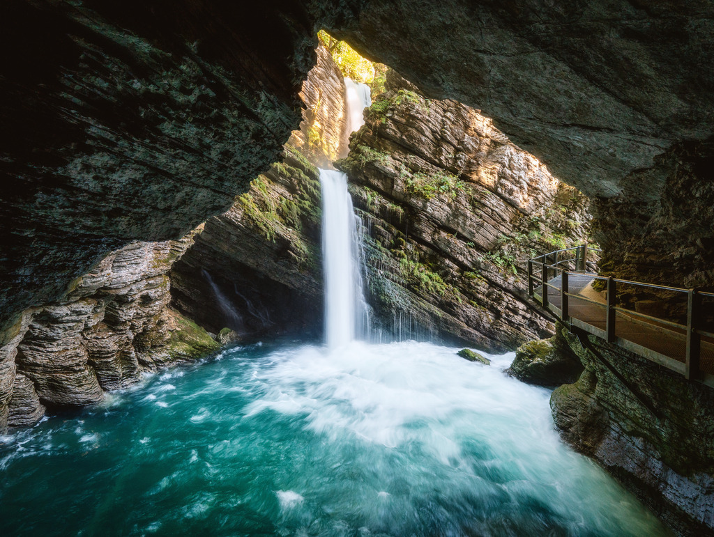 Thurwasserfall 1 | Wasserfall versteckt in einer Höhle - Realisiert mit Pictrs.com