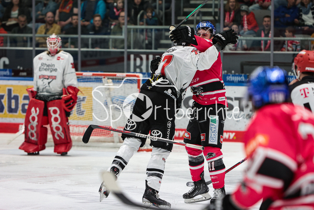 Augsburger Panther - Koelner Haie  | Alexander ROACH (KEC #77) und Adam Payerl (AEV #11) haben einen Kampf auf dem Eis / Fight / Boxing / Boxen / Kaempfen / Kämpfen
