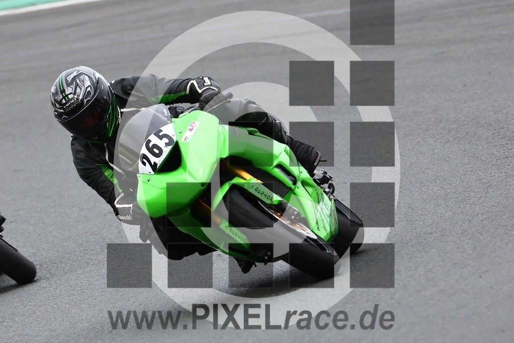 0265-20240916_02170 | Schöne Erinnerungen an spannende Momente - das festzuhalten ist unser Job. PIXELrace.de ist seit 2003 auf den Rennstrecken Europas unterwegs um die Action draußen beim Fahren und die wunderbare Stimmung imm Fahrerlager für euch einzufangen.