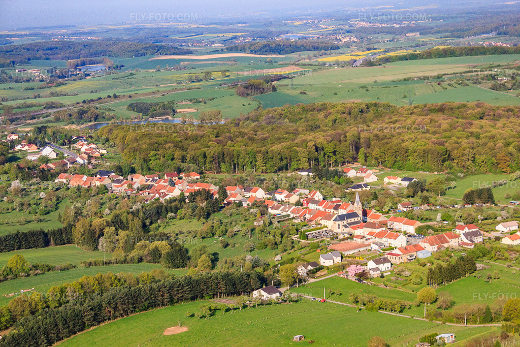 Aerial view: View of the town from the east in Ernestviller in the state Moselle, France. – Photo: IMG_39660.jpg taken on 04/16/2011 by Werner Riehm/FLY-FOTO.com – Resolution of the original: 4752 x 3168 px
