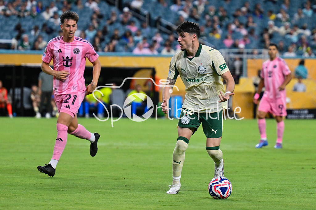 Inter Miami CF - Palmeiras Sao Paulo | im Duell WEVERTON (Palmeiras 21) und LEO AFONSO (Inter Miami 22) / Zweikampf / FIFA Club World Cup: Inter Miami CF - Palmeiras Sao Paulo, Hard Rock Stadium am 23.06.2025 / NOT FOR SALE IN USA