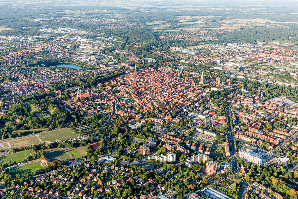 Luftbild: Altstadtbereich und Innenstadtzentrum in Lüneburg im Bundesland Niedersachsen in Deutschland. Foto: IMG_110687.jpg vom 22.08.2018 durch Werner Riehm/FLY-FOTO.de