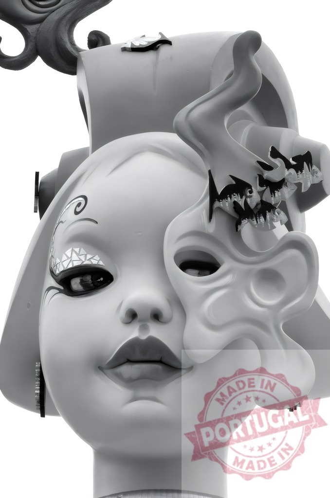 Surreal doll face sculpture with fish mask monochrome | Surreal sculpture of a doll head wearing an abstract fish-themed mask, processed in monochrome - Realisiert mit Pictrs.com