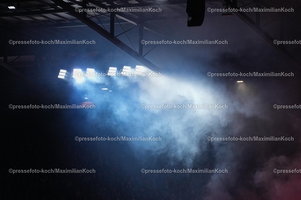 xYDRx04022601117 | 04.02.2026, xydrx, Fußball, Sechzehntelfinale UEFA Youth League, 1.FC Köln - FC Internazionale Milano, Saison 2025 2026, RheinEnergie-STADION :  Rauch steigt auf im Stadion  regulations prohibit any use of photographs as image sequences and or quasi-video. Photo: xYannisxDreimannxPressefotoKochx