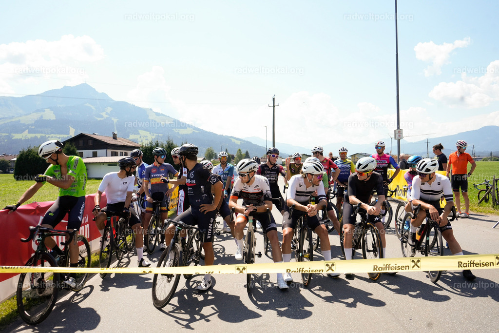 83_20230817_Bewerb_Maenner_Muehlanger | AUT - OESTERREICH, 2023-08-16: SPORT RENNRAD-FAHREN - 55. INTERNATIONALER RADWELTPOKAL IN ST. JOHANN IN TIROL  - Vintage-Radrennen mit WM-Bronze-Medaillen-Siegerin Christina Schweinberger, den Teilnehmer und Alexander Baumann (vom Orginastions-Team) - TAG 2 BEWERB MAENNER IN SECHS GRUPPEN  ; Foto: Roland Muehlanger