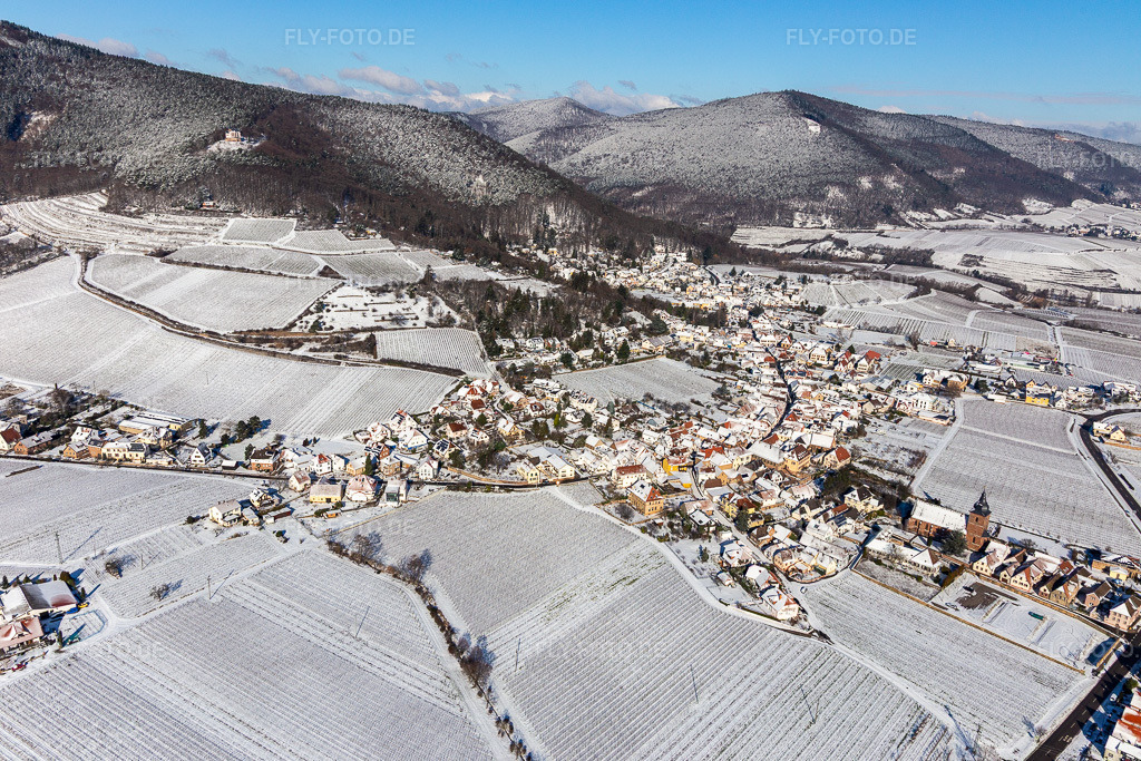 Luftbild: Winterluftbild im Schnee in Burrweiler im Bundesland Rheinland-Pfalz in Deutschland. Foto: IMG_124511.jpg vom 11.02.2021 durch Werner Riehm/FLY-FOTO.de