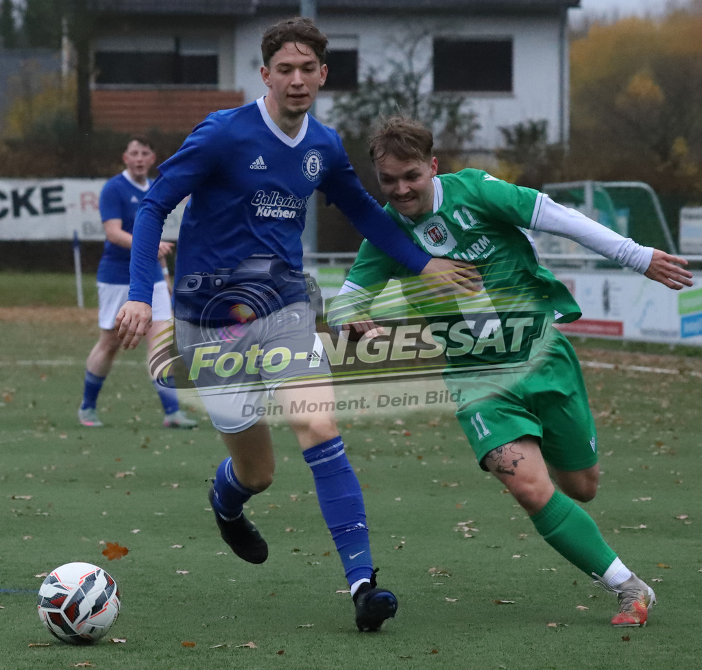 TuS Bruchmühlen II - Bünder SV | Auf dem Bild zu sehen: blau TuS Bruchmühlen: Silvian Klockenbrink ; grün Bünder SV: Felix SchnitzlerTuS Bruchmühlen II, Bünder SV, Saison 25/26, Kreisliga A, Bruchmühlen, Deutschland - Realisiert mit Pictrs.com