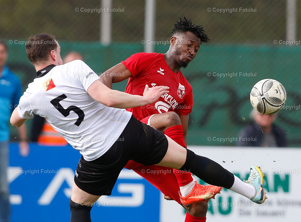 A_LUI_290423_49 | SPORT,FUSSBALL,LL:OST ASKOE OEDT 1B-SU VORTUNA BAD LEONFELDEN 29.04.2023 IM BILD: EMMANUEL CHINSONSO EZIEKWE (OEDT 1B) UND MILAN NITRIANSKY  (LEONFELDEN)FOTO:FOTOLUI