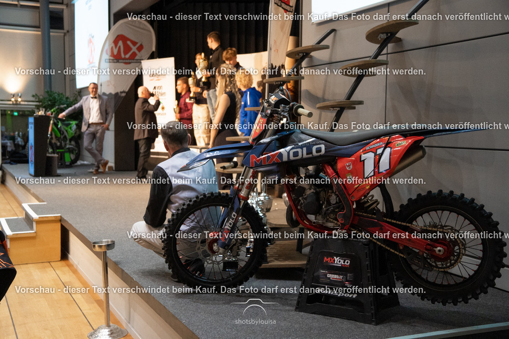 11_15_MeistereherungMXBB-8417 | Sportfotografin aus Berlin-Brandenburg mit Fokus auf Motocross. Ich halte deine sportliche Leistung und echte Emotionen auf und neben der Strecke professionell fest. Entdecke die Fotos von deinem Rennen und bestelle sie direkt hier im Shop.