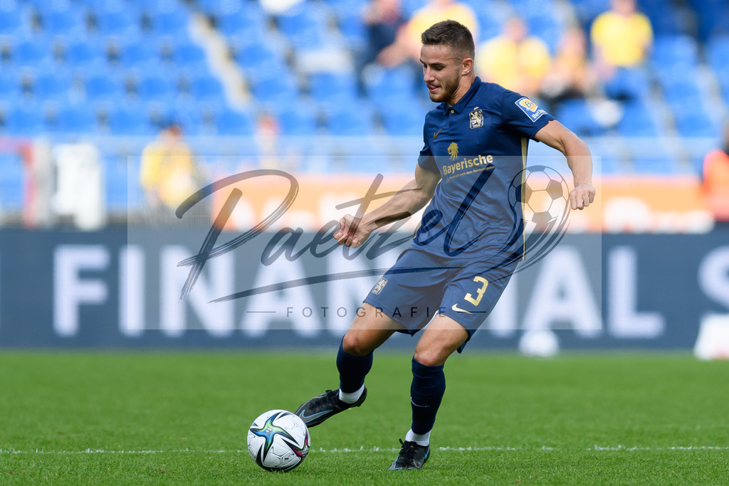 EBSTSV20210828_127 | Fussball, Herren: Niklas Lang (TSV 1860 Muenchen) in Aktion, am Ball, Einzelaktion beim Spiel der 3. Liga zwischen Eintracht Braunschweig und TSV 1860 Muenchen im Eintracht-Stadion am 28.08.2021 in Braunschweig, Deutschland.DFB / DFL REGULATIONS PROHIBIT ANY USE OF PHOTOGRAPHS AS IMAGE SEQUENCES AND/OR QUASI-VIDEO. - Realisiert mit Pictrs.com