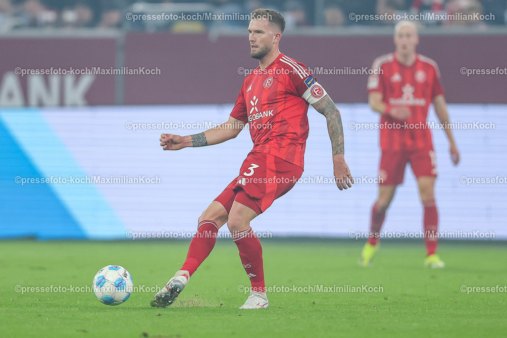 Due0911240109602143 | 09.11.2024, Fußball, Fortuna Düsseldorf - SC Paderborn 07, 2. Bundesliga, Merkur Spiel-Arena, Saison 2024 2025: Andre Hoffmann (Fortuna Düsseldorf #3) DFB regulations prohibit any use of photographs as image sequences and or quasi-video.