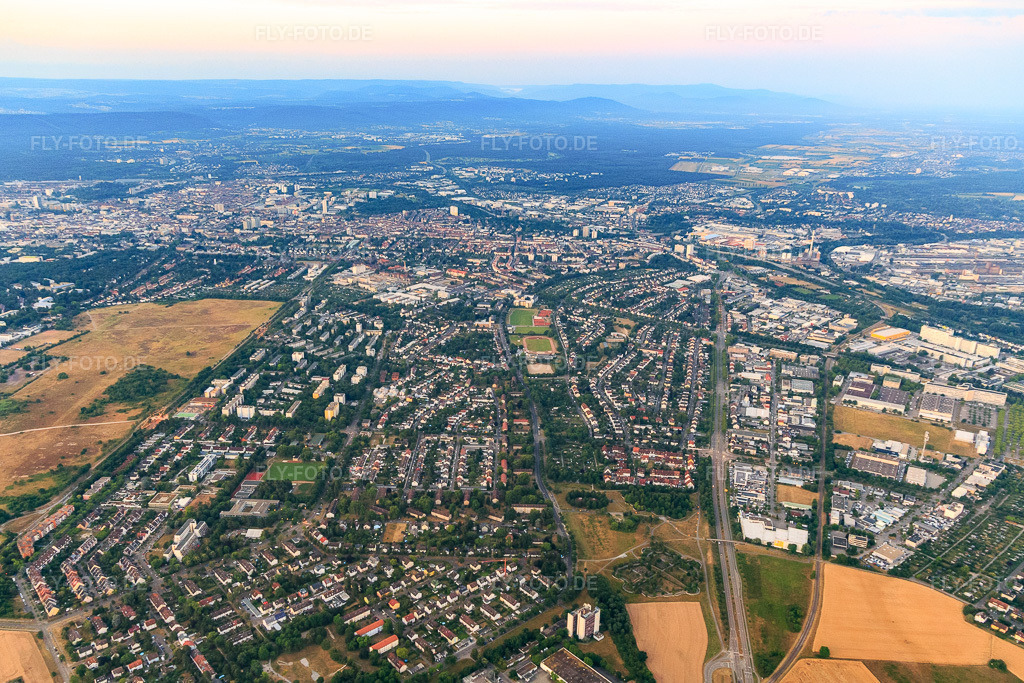 Luftbild: Stadtübersicht am Morgen aus Norden im Ortsteil Nordweststadt in Karlsruhe im Bundesland Baden-Württemberg in Deutschland. Foto: IMG_101497.jpg vom 08.07.2017 durch Werner Riehm/FLY-FOTO.de