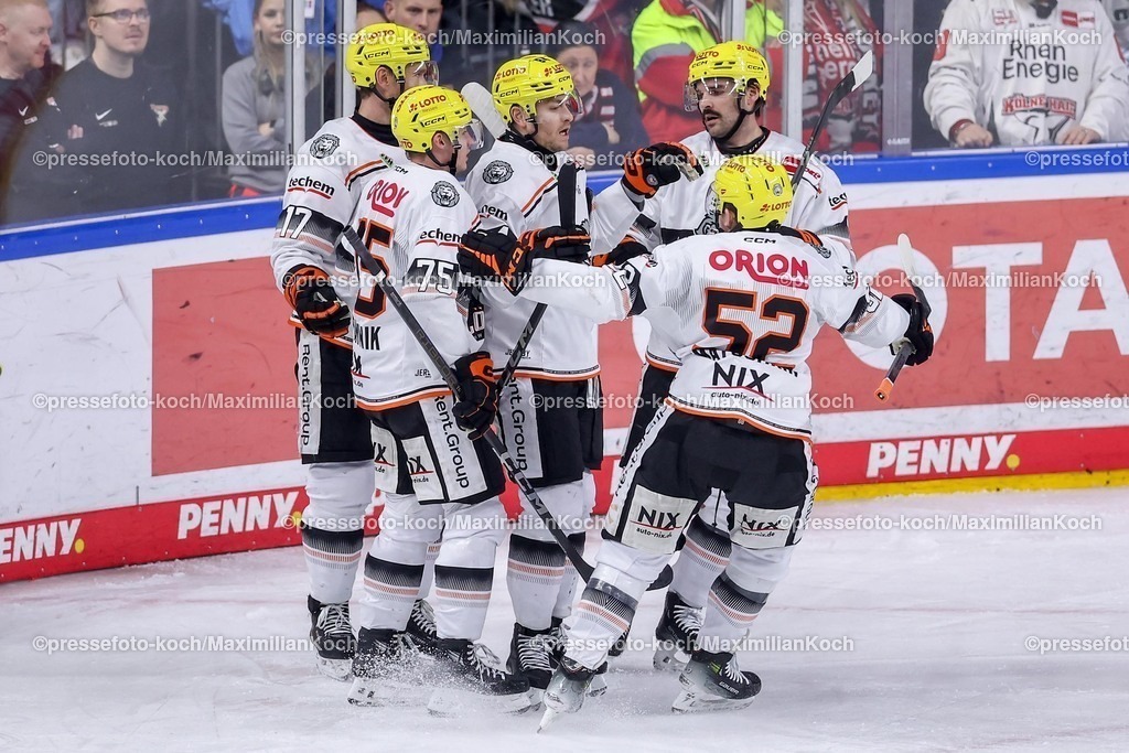 Koe30122401047 | 30.12.2024, Eishockey, Penny DEL, Kölner Haie - Löwen Frankfurt, Spieltag 32, Lanxess-Arena Köln: Torjubel nach dem 1:0 durch Torschütze Chris Wilkie (FRA #84)