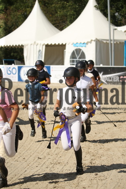 Siegerehrung_Killingen_2022_Prfg.Nr.26_Stilspring-WB_Kindercup (28) | Alle Fotos der Reiterjournal Fotografin Doris Matthaes im Reiterjournal Online-Fotoshop. - Realisiert mit Pictrs.com