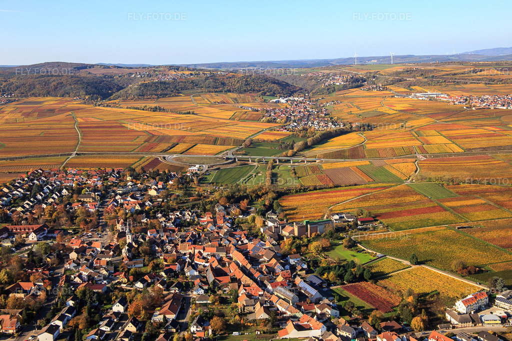 Luftbild: Ortsansicht von Osten vor der B271 zwischen herbstlich gefärbten Weinbergen im Ortsteil Jerusalemsberg in Kirchheim im Bundesland Rheinland-Pfalz in Deutschland. Foto: IMG_123539.jpg vom 31.10.2020 durch Werner Riehm/FLY-FOTO.de