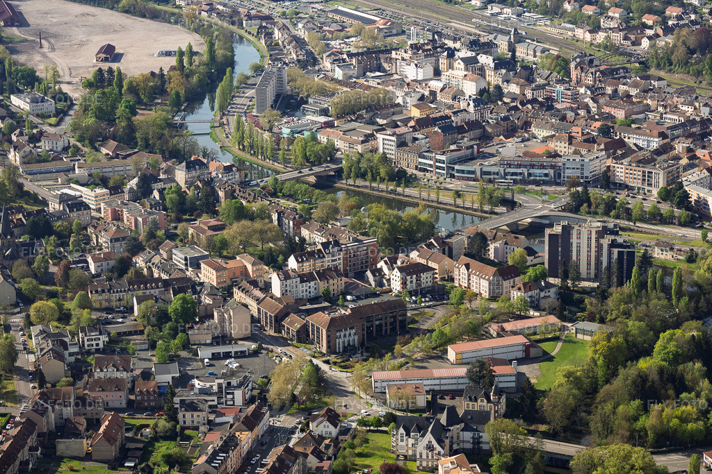 Luftbild: Verlauf der Saar durch die Stadt mit zwei Brücken und IUT de Moselle-Est, Université de Lorraine im Ortsteil Blies Sud in Saargemünd im Bundesland Moselle in Frankreich. – Foto: IMG_154957.jpg vom 18.04.2026 durch Werner Riehm/FLY-FOTO.de – Auflösung des Originals: 5715 x 3810 px – IUT Moselle-Est