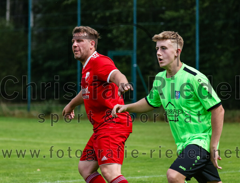 2023-09-03_069_TSV_Oberpframmern_II_gegen_TSV_Hohenbrunn_II | Oberpframmern, Deutschland, 03.09.2023:
Fußball, B-Klasse 2023 / 2024, 3. Spieltag, TSV Oberpframmern II gegen TSV Hohenbrunn II, Endergebnis: 0:2

Oliver Kabuschat (TSV Oberpframmern, #9), Lorenz Schmidt (TSV Hohenbrunn, #2)

Foto: Christian Riedel / fotografie-riedel.net