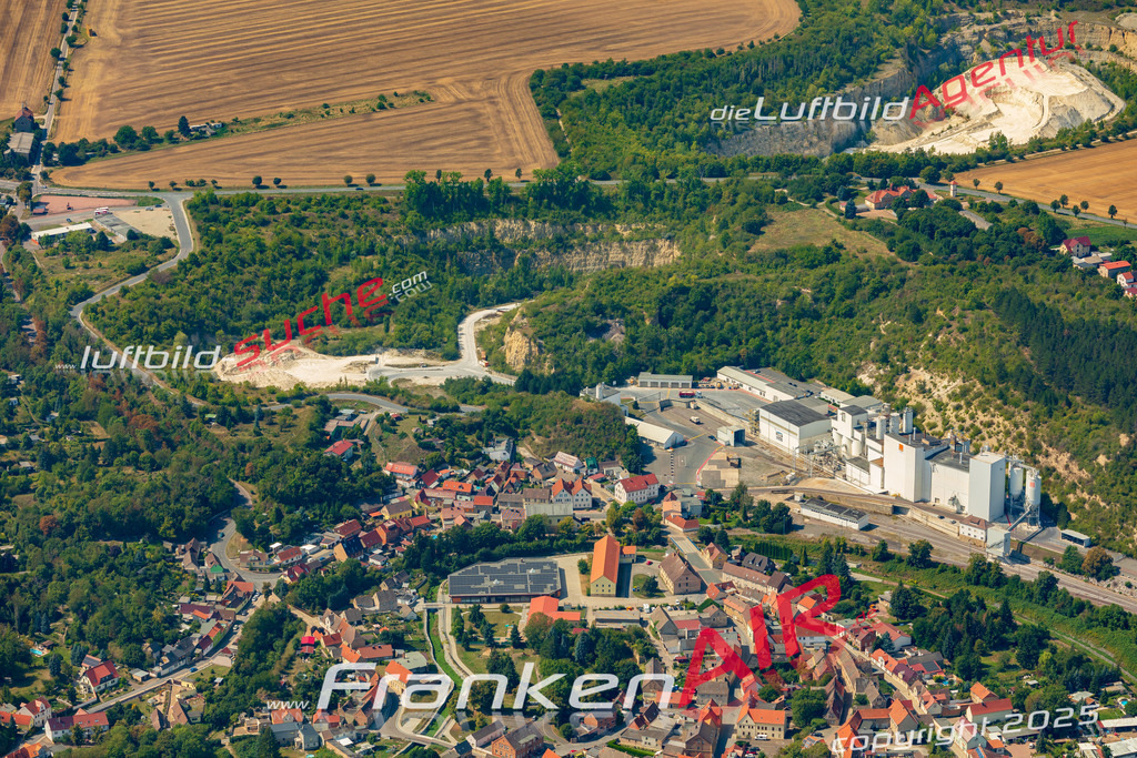 Luftbild der Stadt Schraplau - Das Luftbild wurde 2025 vom UL-Flugzeug heraus erstellt ( keine Drohnenaufnahme ) - Hochauflösende Luftaufnahme - für Wandbilder und großformatige Ausdrucke geeignet. Das besondere Geschenk!Hier alle&nbsp;Infos zur Lizenzierung der LuftaufnahmeWir fliegen auch dieses Jahr wieder in Ihre Region um Luftbilder zu erstellen.- Luftbild anfragen