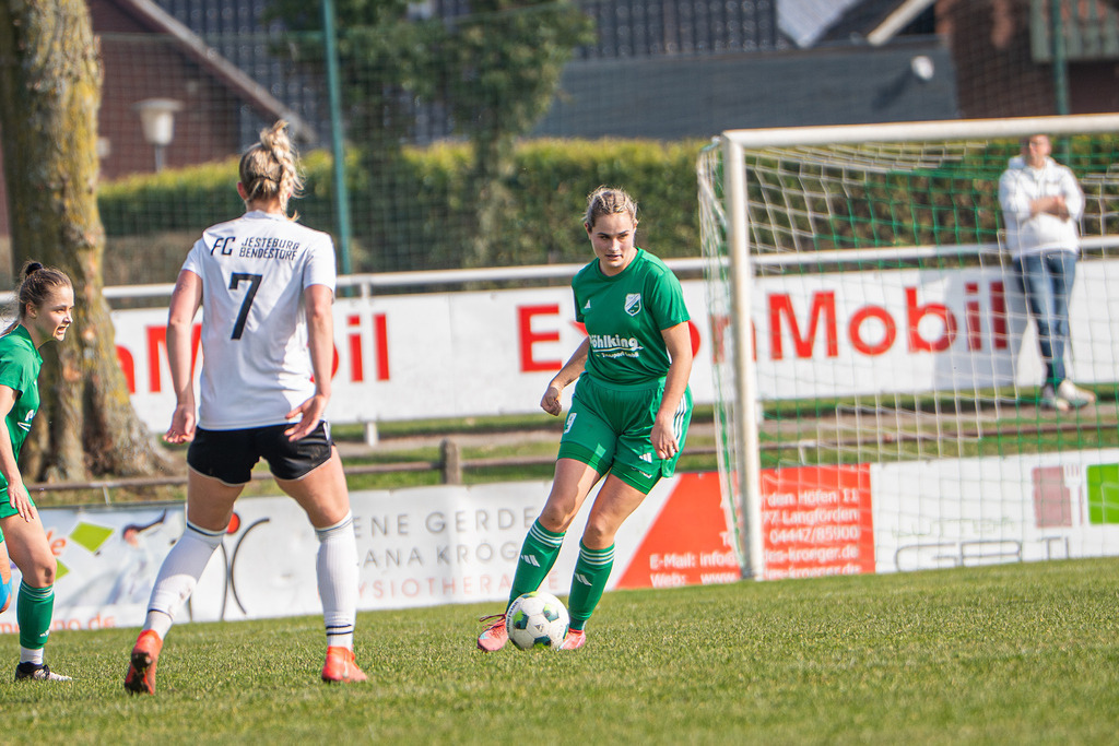 Fußball I Frauen I Saison 2025-2026 I Oberliga Niedersachsen I 15. Spieltag I TuS Lutten - FC Jesteburg-Bendestorf I 6558 | jns.sportfotos - Realisiert mit Pictrs.com