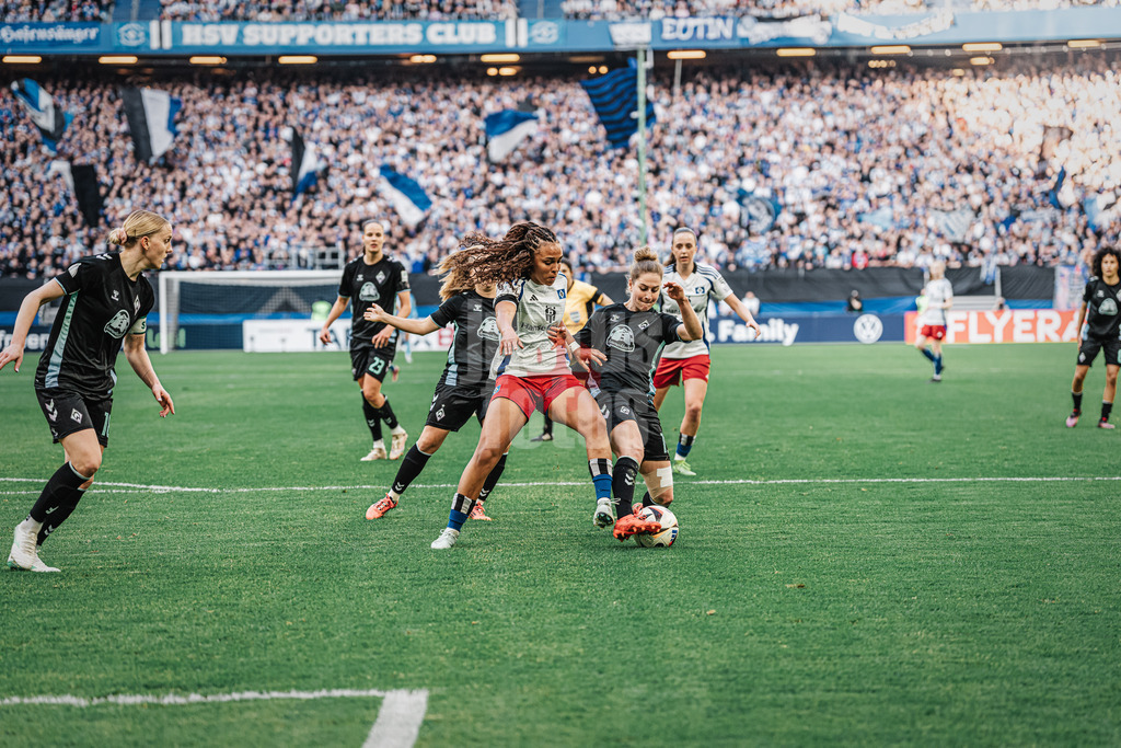 Fußball | Frauen | Saison 2024/2025  | DFB-Pokal der Frauen | Halbfinale | Hamburger SV vs. Werder Bremen | 23.03.2025 | Zweikampf v.l. Ransford Königsdörffer (#11, HSV) gegen Saskia Matheis (#19, Werder Bremen)