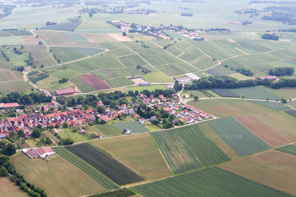Aerial view: View of the town in Steinseltz in the state Bas-Rhin, France.Photo: IMG_100734.jpg taken on 06/05/2017 by Werner Riehm/FLY-FOTO.comResolution of the original: 5472 x 3648 px