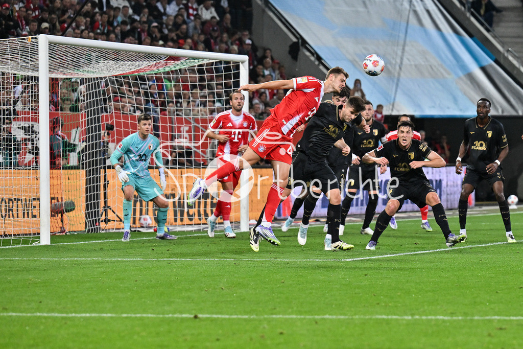 FC Augsburg - FC Bayern München | Bei einem Eckball der Gäste kommt Josip STANISIC (FC Bayern Muenchen 44) im Strafraum an den Ball / Kopfball / Bundesliga: FC Augsburg - FC Bayern München; WWK-Arena am 30.08.2025 / DFL REGULATIONS PROHIBIT ANY USE OF PHOTOGRAPHS AS IMAGE SEQUENCES AND/OR QUASI-VIDEO