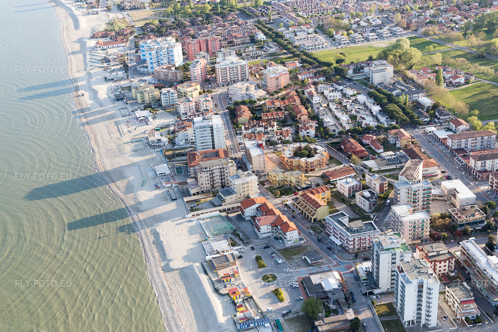 Vue aérienne: Lido di Pomposa à le quartier Lido di Pomposa-Lido degli Scacc in Comacchio dans le département Ferrara, Italie. Photo: IMG_098640.jpg prise le 06/04/2017 par Werner Riehm/FLY-FOTO.eu – Résolution de l'original: 5472 x 3648 px