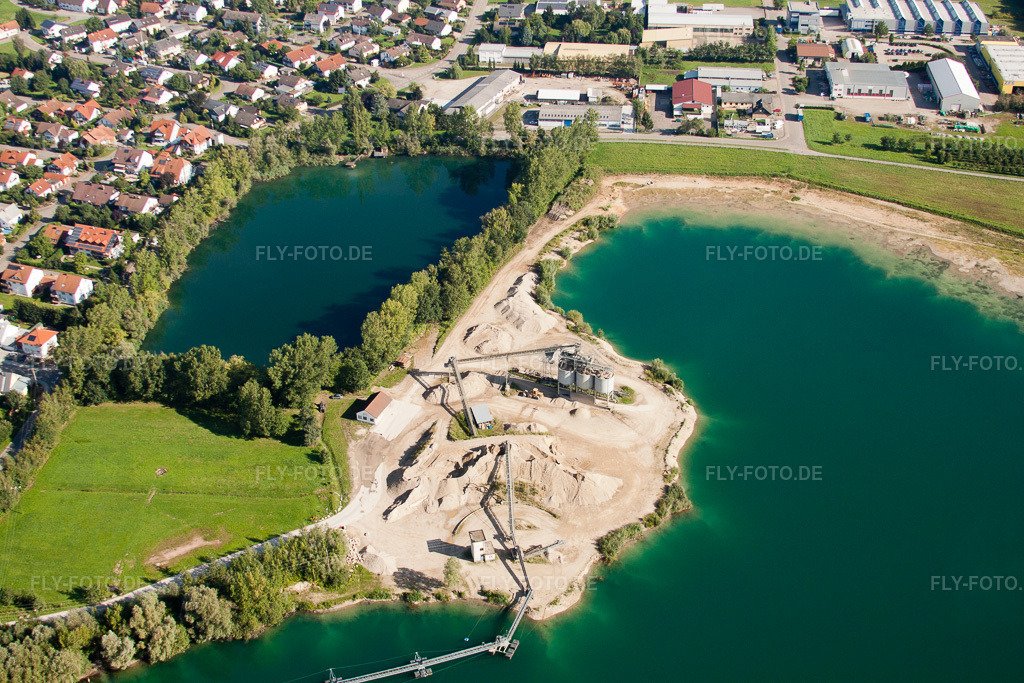 Luftbild: Dorf an den See- Uferbereichen des Risisee und Kiesbaggeranlagen im Ortsteil Gamshurst in Achern im Bundesland Baden-Württemberg in Deutschland. Foto: IMG_31673.jpg vom 20.08.2010 durch Werner Riehm/FLY-FOTO.de
