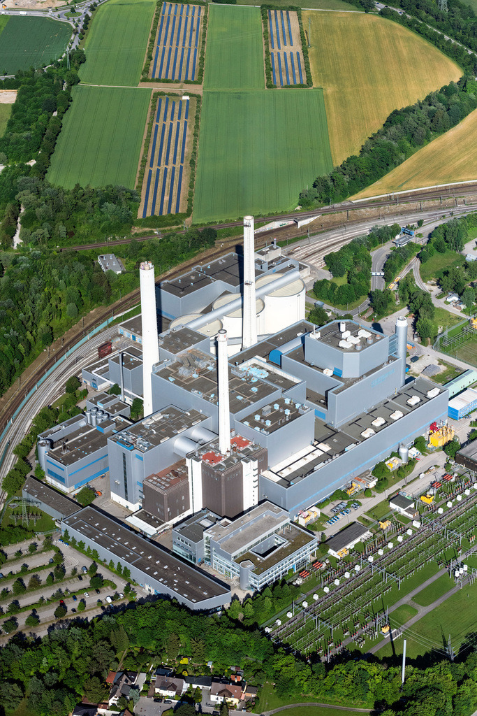 dr__0092075.jpg | MüNCHEN 12.06.2022 Kraftwerksanlagen des Heizkraftwerkes SWM Heizkraftwerk Nord im Ortsteil München in Unterföhring im Bundesland Bayern. Weiterführende Informationen bei: Stadtwerke München GmbH. // Power plants and exhaust towers of thermal power station SWM Heizkraftwerk Nord in Unterfoehring in the state of Bavaria. Further information at: Stadtwerke Muenchen GmbH. Foto: Daniel Reiter