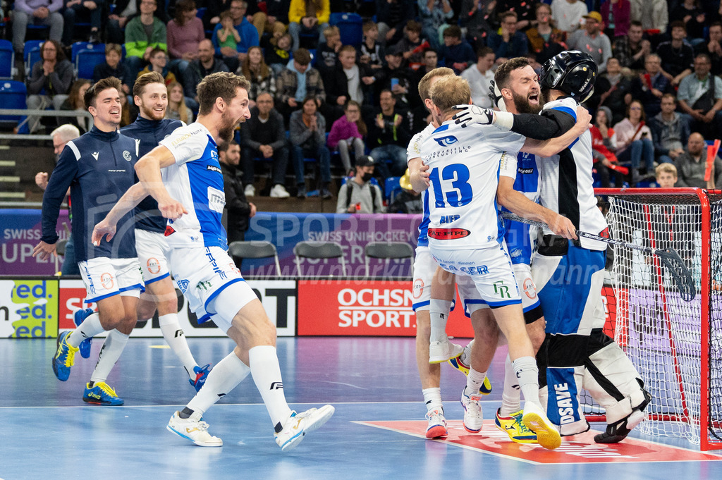 SV Wiler-Ersigen vs GC Unihockey - 23. April 2022 | SV Wiler-Ersigen vs GC Unihockey
Stimo Arena, Kloten
Die Zürcher Spieler stürmen nach der Schlusssirene das Spielfeld und feiern #30 Torhüter Pascal Meier (GC Unihockey).
Bild: Sportfotografie Markus Aeschimann | www.markus-aeschimann.ch - Realisiert mit Pictrs.com