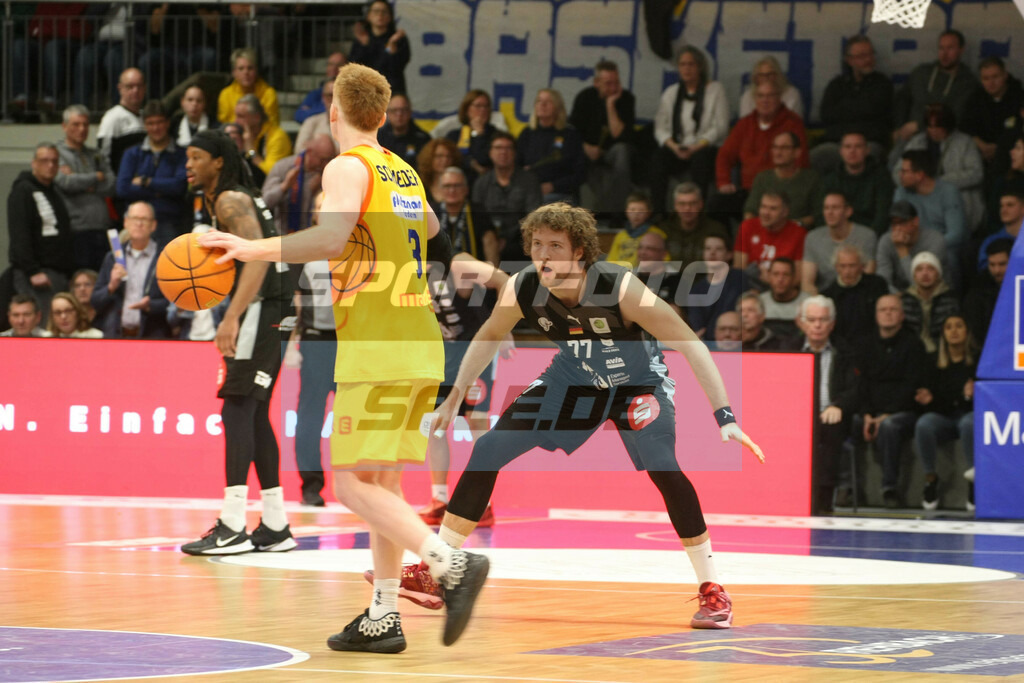 Phoenix Hagen - Nürnberg Falcobns | Siler Schneidr am Ball und Matthew Meredith - © Sportfoto-Sale (MK) - Realisiert mit Pictrs.com