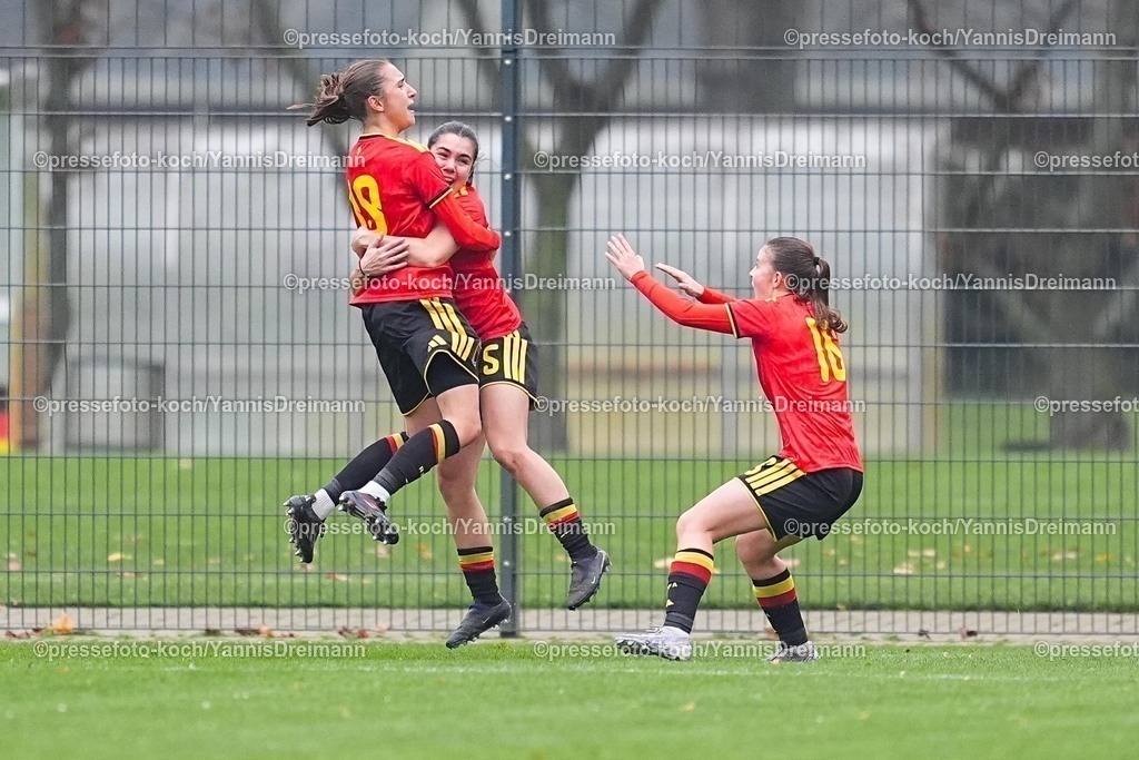 xYDRx26112501015 | 26.11.2025, xydrx, Fußball, Länderspiel, EM-Qualifikation U19-Frauen, Belgien - Deutschland, Sportschule Wedau: Torjubel nach dem Tor zum 1:0 für Belgien durch Torschütze Eva Spelkens (BEL #19) zusammen mit Free Vanneste (BEL #5) und Fleur Heyman (BEL #16)
