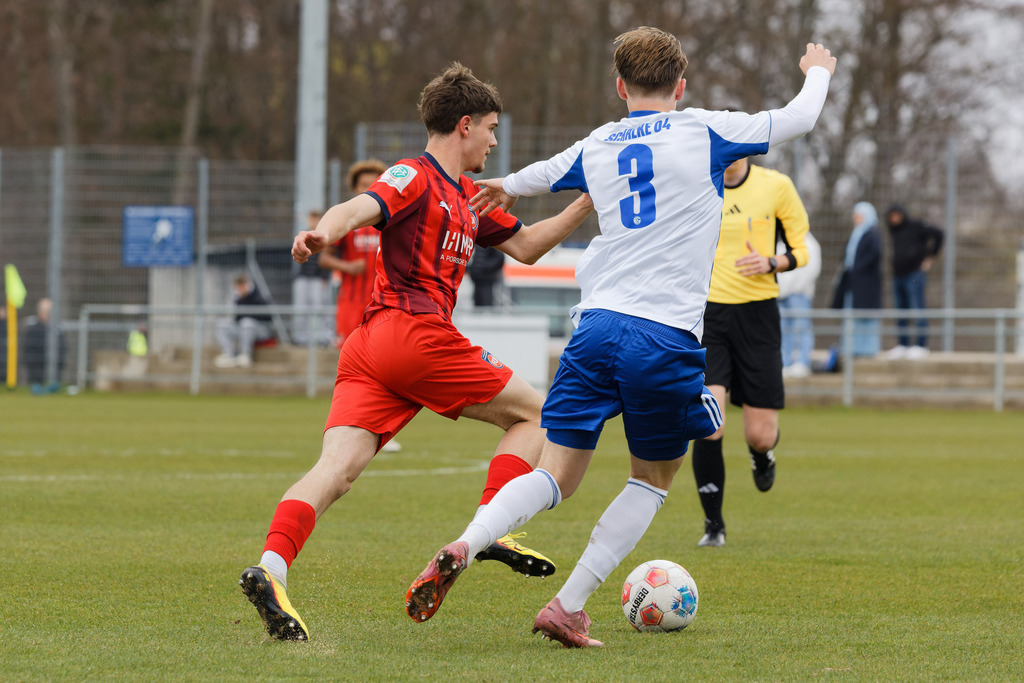 20260412-FCHS04_024 | 1.FC Heidenheim 1846 vs. FC Schalke 04, Fußball, U19, A-Junioren, NWL, U19-DFB-Nachwusliga, 2025/2026, 8. Spieltag, 12.04.2026 in Heidenheim, Walter-Birkhold-Jugendstadion (Foto: Michael Bulling) - Realisiert mit Pictrs.com