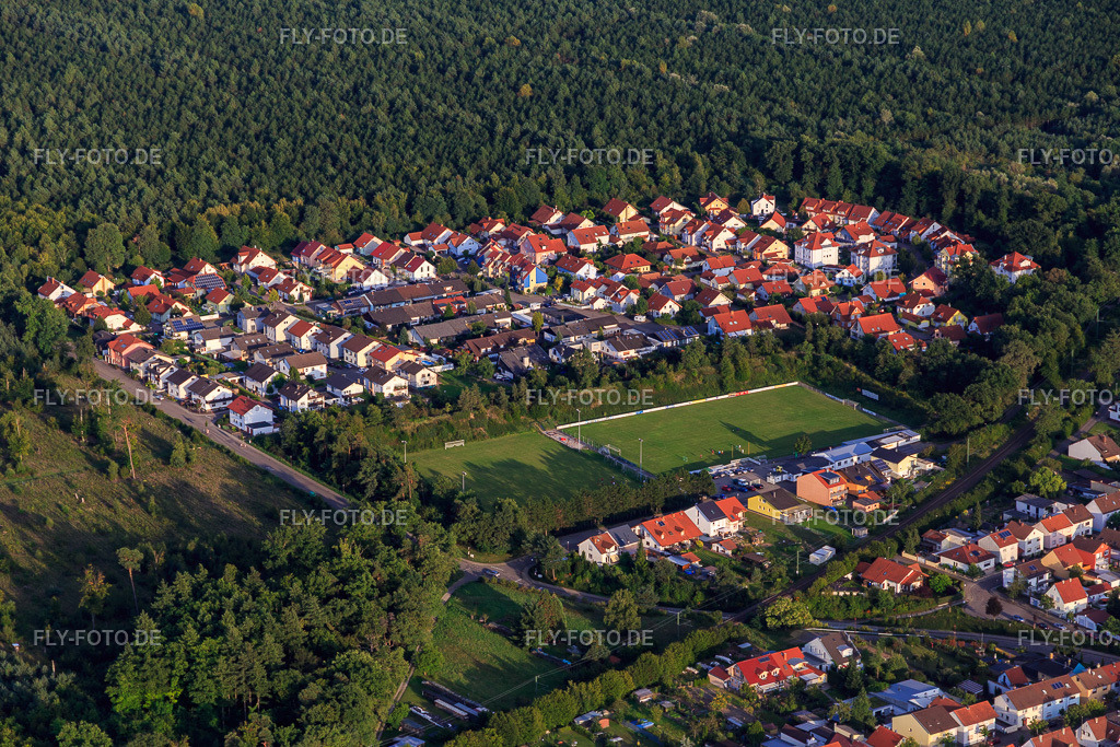 Ortsteil im Wald mit Sportplatz des FC Huttenheim 1920 e.V. http://www.fc-huttenheim.de/ | Luftbild: Ortsteil im Wald mit Sportplatz des FC Huttenheim 1920 e.V. http://www.fc-huttenheim.de/ im Ortsteil Huttenheim in Philippsburg im Bundesland Baden-Württemberg in Deutschland. Foto: IMG_102458.jpg vom 24.08.2017 durch Werner Riehm/FLY-FOTO.de - Realisiert mit Pictrs.com