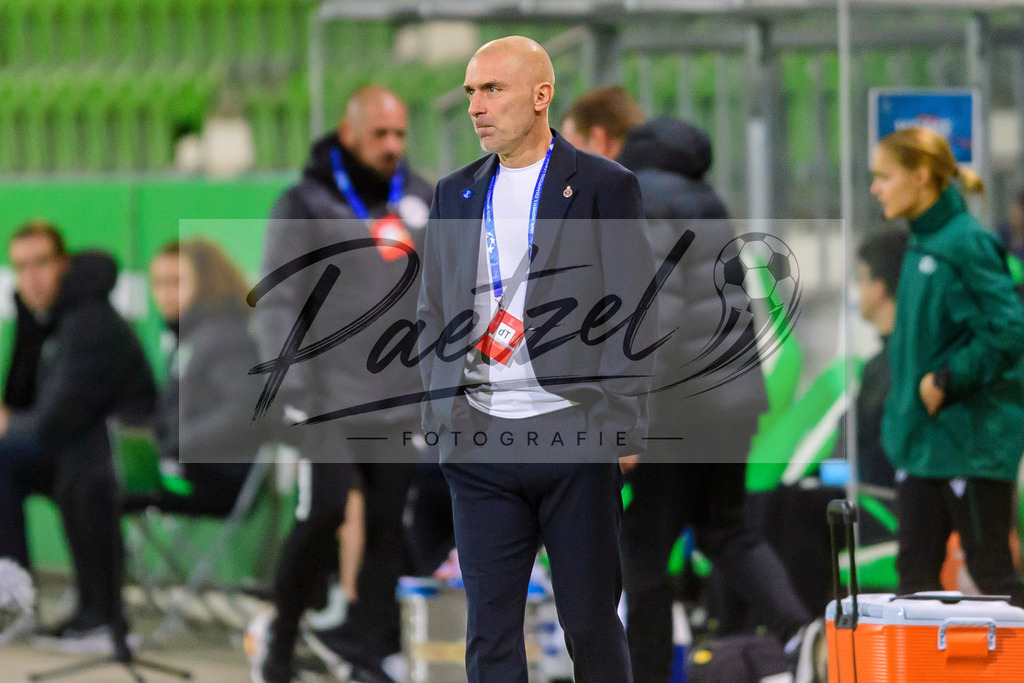 WOBSER20211013_034 | Fussball, Frauen: Trainer Eric Severac (Servette FCCF) schaut beim Spiel der UEFA Women´s Champions League zwischen VfL Wolfsburg und Servette FC im AOK-Stadion am 13.10.2021 in Wolfsburg, Deutschland. - Realisiert mit Pictrs.com
