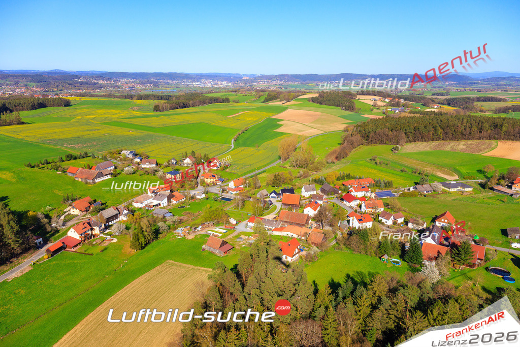 Die Luftaufnahme Gundersreuth - Mainleus wurde vom UL-Flugzeug (keine Drohne) aus fotografiert.Hohe Druck- Auflösung-die Geschenkidee!