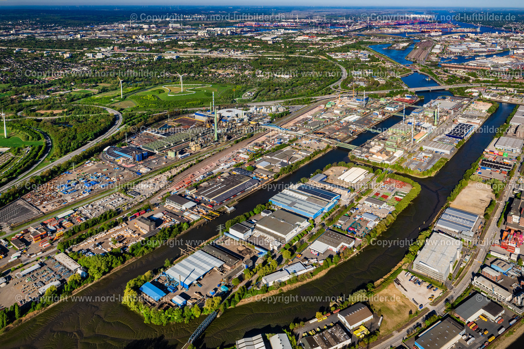 Hamburg_Veddel_Aurubis_Peute_ELS_0590270425 | HAMBURG 27.04.2025 Industrie- und Gewerbegebiet an der Peutestraße - Hovestraße - Müggenburger Hauptdeich entlang des Flussverlaufs der Norderelbe im Ortsteil Veddel in Hamburg, Deutschland. // Industrial and commercial area on Peutestrasse - Hovestrasse - Mueggenburger Hauptdeich in the district Veddel in Hamburg, Germany. Foto: Martin Elsen