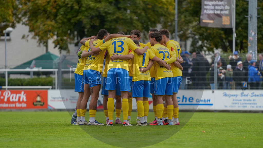 Fußball, Herren, Saison 2025/2026, Regionalliga Nordost, 11. Spieltag, FSV 63 Luckenwalde vs. FC Carl-Zeiss Jena, Samstag 05.10.2025, Werner-Seelenbinder-Stadion Luckenwalde, | Fußball, Herren, Saison 2025/2026, Regionalliga Nordost, 11. Spieltag, FSV 63 Luckenwalde vs. FC Carl-Zeiss Jena, Samstag 05.10.2025, Werner-Seelenbinder-Stadion Luckenwalde, Im Bild: Der Mannschaftskreis des FSV 63 Luckenwalde. - Realisiert mit Pictrs.com