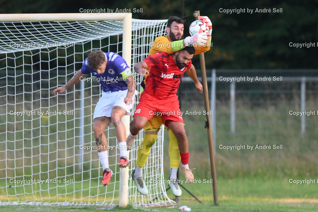 VfR Neumünster vs FC Kilia Kiel | Kenny Korup (VfR #4) &amp; Christopher Newe (VfR #25) vs Serhat Yazgan (Kilia #30) / Fußball-Oberliga Männer 2026/2027 / VfR Neumünster vs FC Kilia Kiel / Grümmi-Arena / Neumünster / 04.08.26 - Realisiert mit Pictrs.com