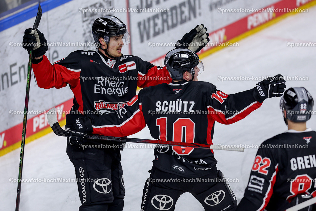 KEC22122401039 | 22.12.2024, Eishockey, DEL, Kölner Haie - Straubing Tigers, Spieltag 29, Lanxess-Arena Köln: Torjubel nach dem 1:2 durch Louis-Marc Aubry (Kölner Haie #15) zusammen mit Justin Schütz (Kölner Haie #10)