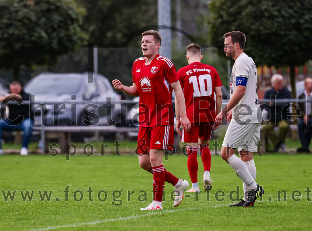 2023-08-04_029_SV_Walpertskirchen_gegen_FC_Finsing | Walpertskirchen, Deutschland, 04.08.2023:
Fußball, Kreisliga 2023 / 2024, 2. Spieltag, SV Walpertskirchen gegen FC Finsing, Endergebnis: 3:3

Fabian Kövener (FC Finsing, #12), Thomas Hötscher (SV Walpertskirchen, #5)

Foto: Christian Riedel / fotografie-riedel.net
