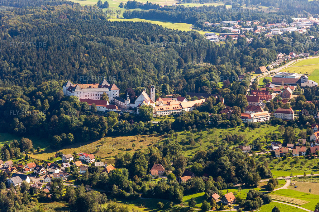 Luftbild: Renaissance Schloss Wolfegg mit Pfarr- und Stiftskirche St. Katharina im Ortsteil Wassers in Wolfegg im Bundesland Baden-Württemberg in Deutschland. Foto: IMG_129128.jpg vom 04.09.2021 durch Werner Riehm/FLY-FOTO.de