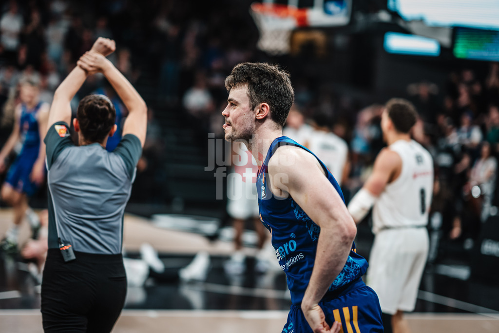 Basketball | Männer | Saison 2023/2024 | easyCredit Basketball Bundesliga | Veolia Towers Hamburg vs. Alba Berlin | 17.04.2024 | Jonas Mattisseck (#9, Alba Berlin) streckt schelmisch die Zunge raus beim Jubel